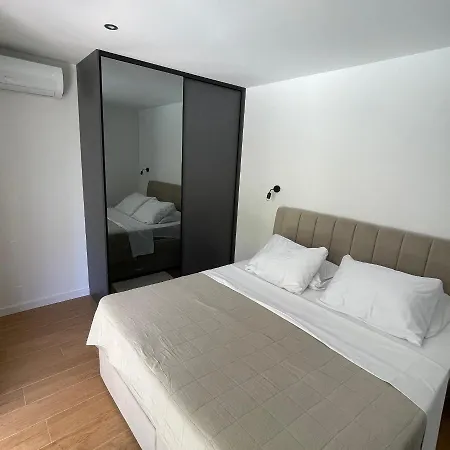 P Palace Maisonette With Private Pool *